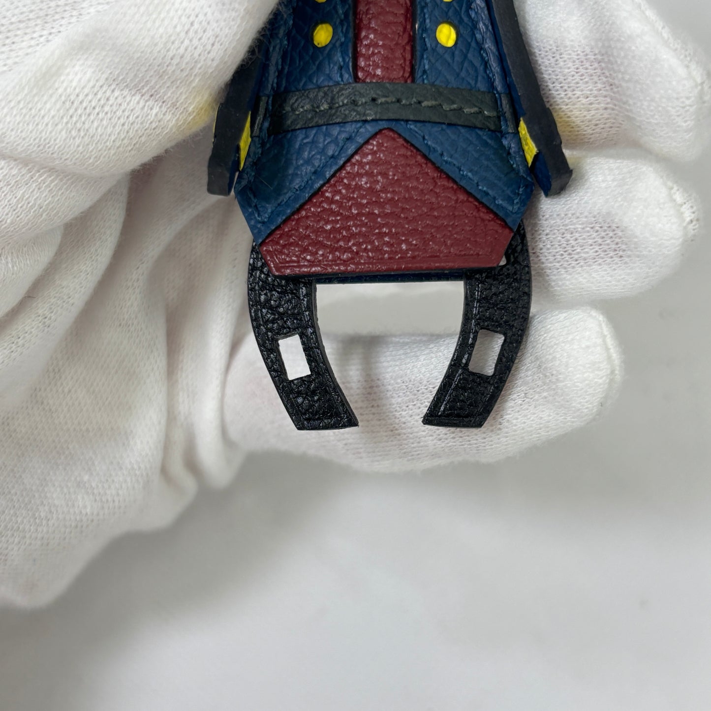 鑑定済み【 新品未使用 】2025年 最新 K刻印 エルメス 《 花火師 》 ブラック イエローブルー系 レッド系 シルバー金具 チャーム