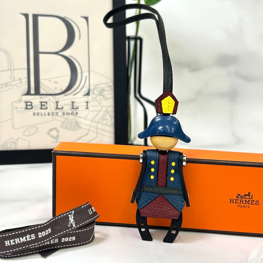 鑑定済み【 新品未使用 】2025年 最新 K刻印 エルメス 《 花火師 》 ブラック イエローブルー系 レッド系 シルバー金具 チャーム