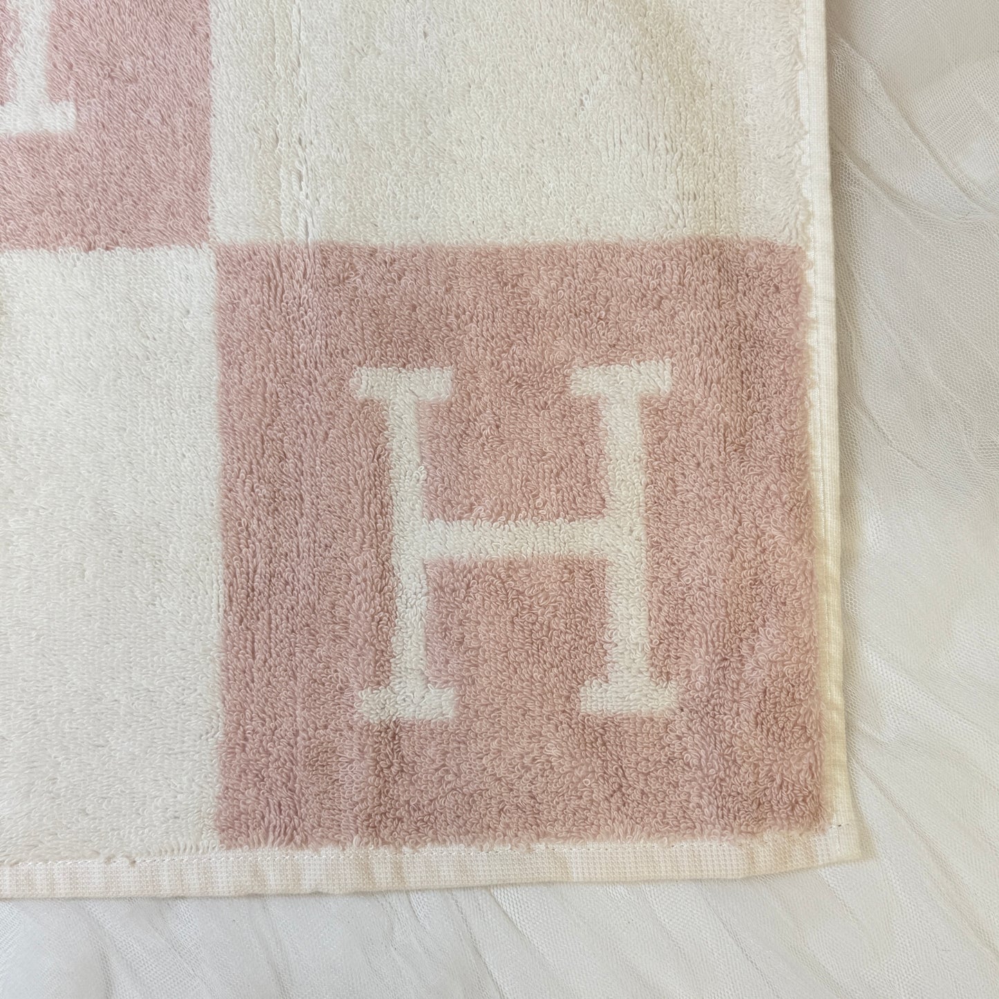 【 美品 】エルメス 《 アヴァロン 》 ローズ リラ ピンク ホワイト 綿 ハンドタオル Hロゴ