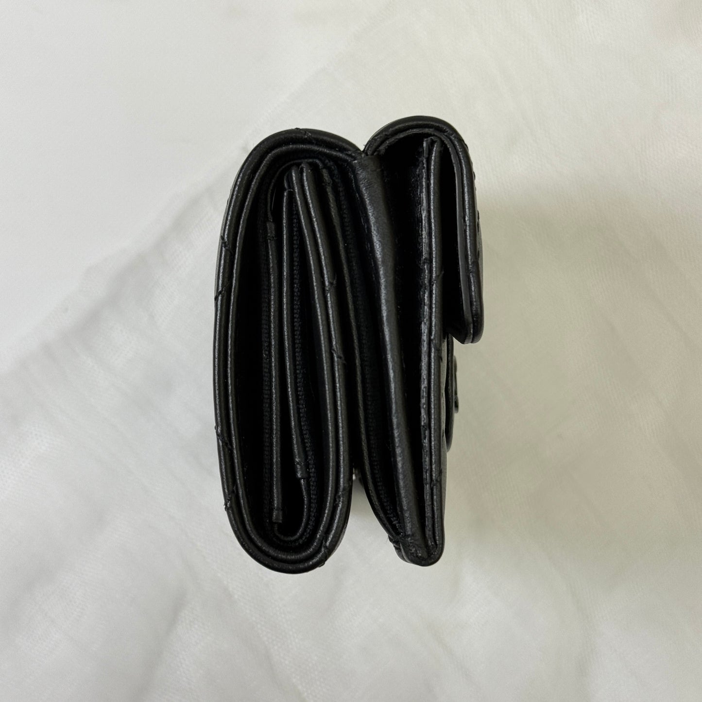 鑑定済み【 美品 】シャネル 《 スモール フラップ ウォレット 》 ソーブラック シルバー金具 ラムスキン 三つ折り 財布 ココマーク