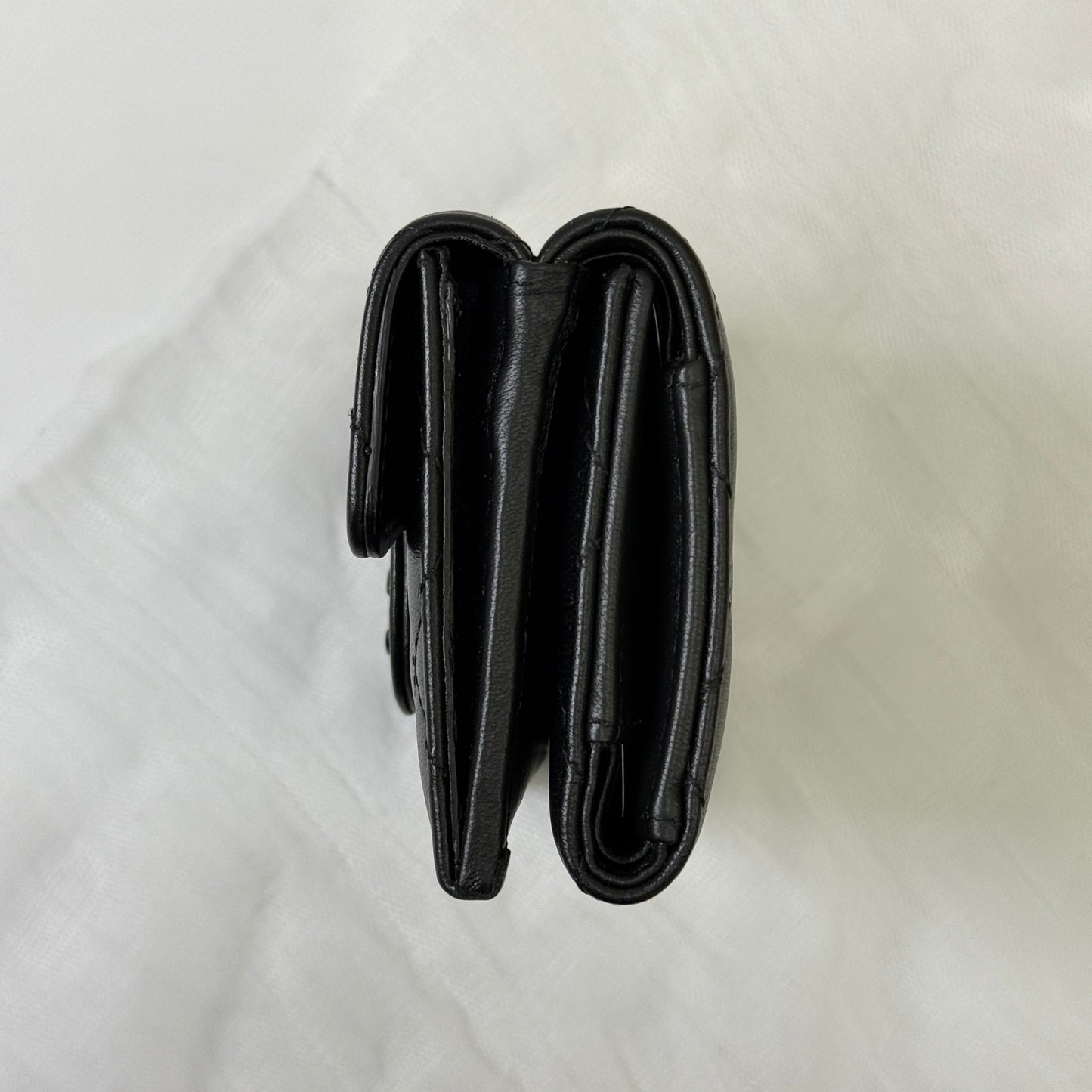 鑑定済み【 美品 】シャネル 《 スモール フラップ ウォレット 》 ソーブラック シルバー金具 ラムスキン 三つ折り 財布 ココマーク