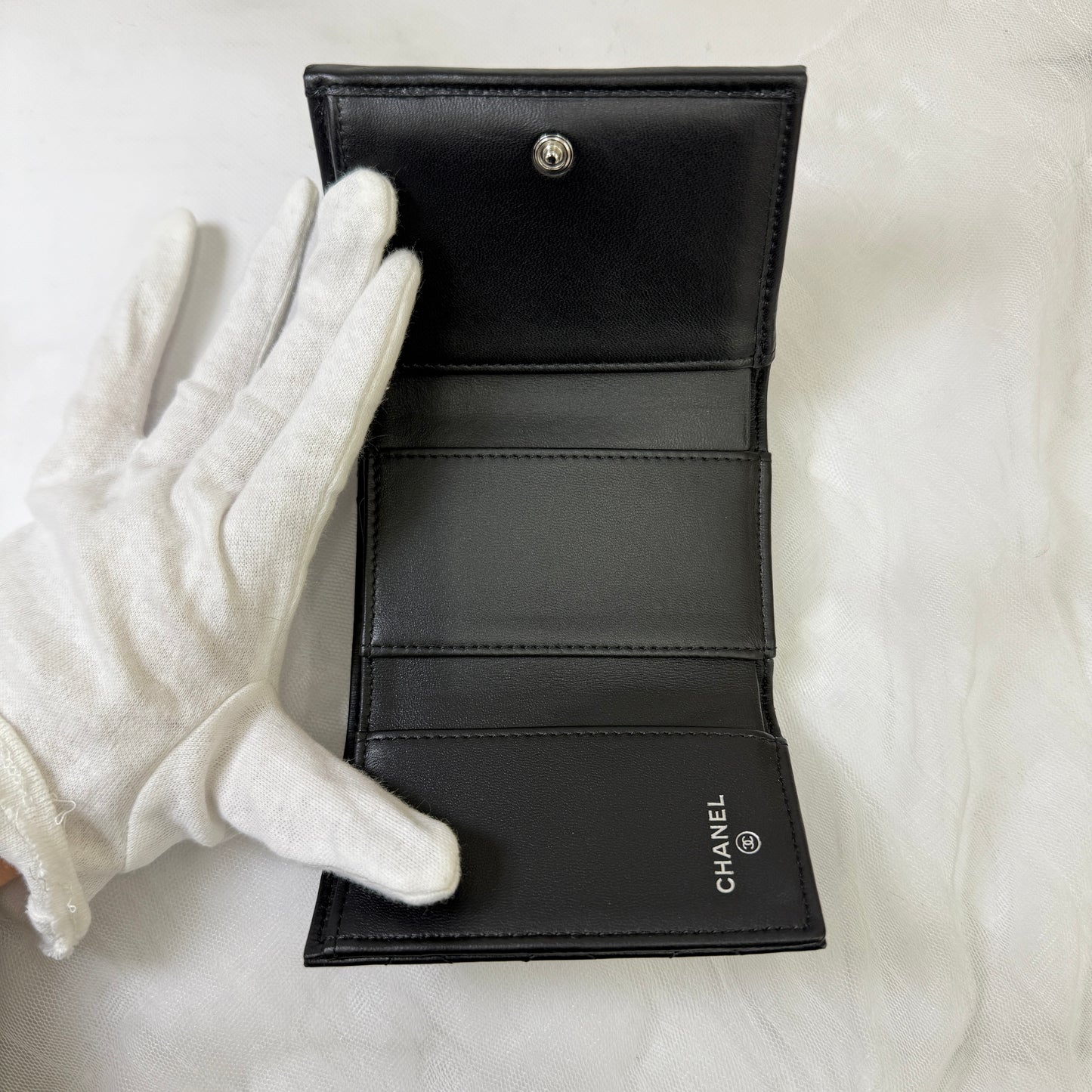 鑑定済み【 美品 】シャネル 《 スモール フラップ ウォレット 》 ソーブラック シルバー金具 ラムスキン 三つ折り 財布 ココマーク
