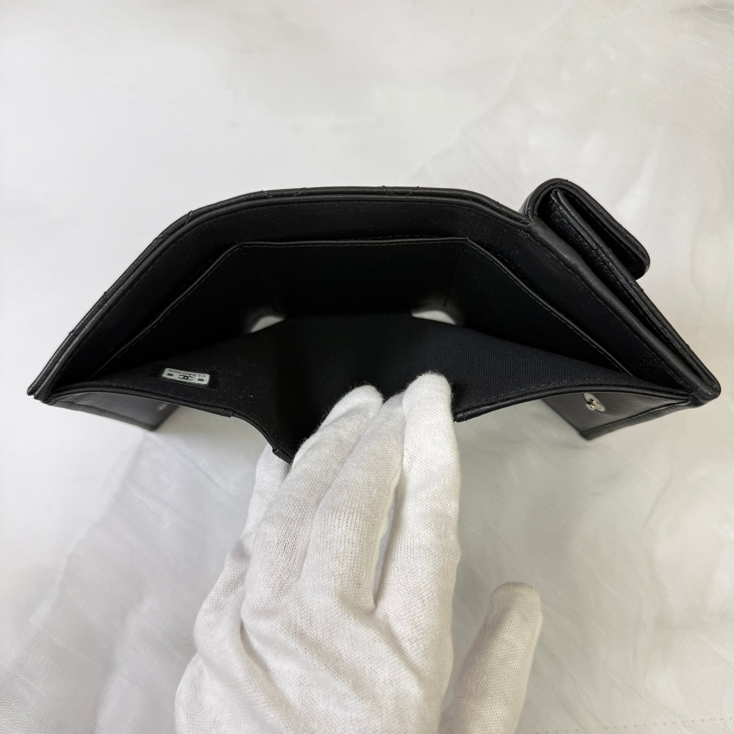 鑑定済み【 美品 】シャネル 《 スモール フラップ ウォレット 》 ソーブラック シルバー金具 ラムスキン 三つ折り 財布 ココマーク
