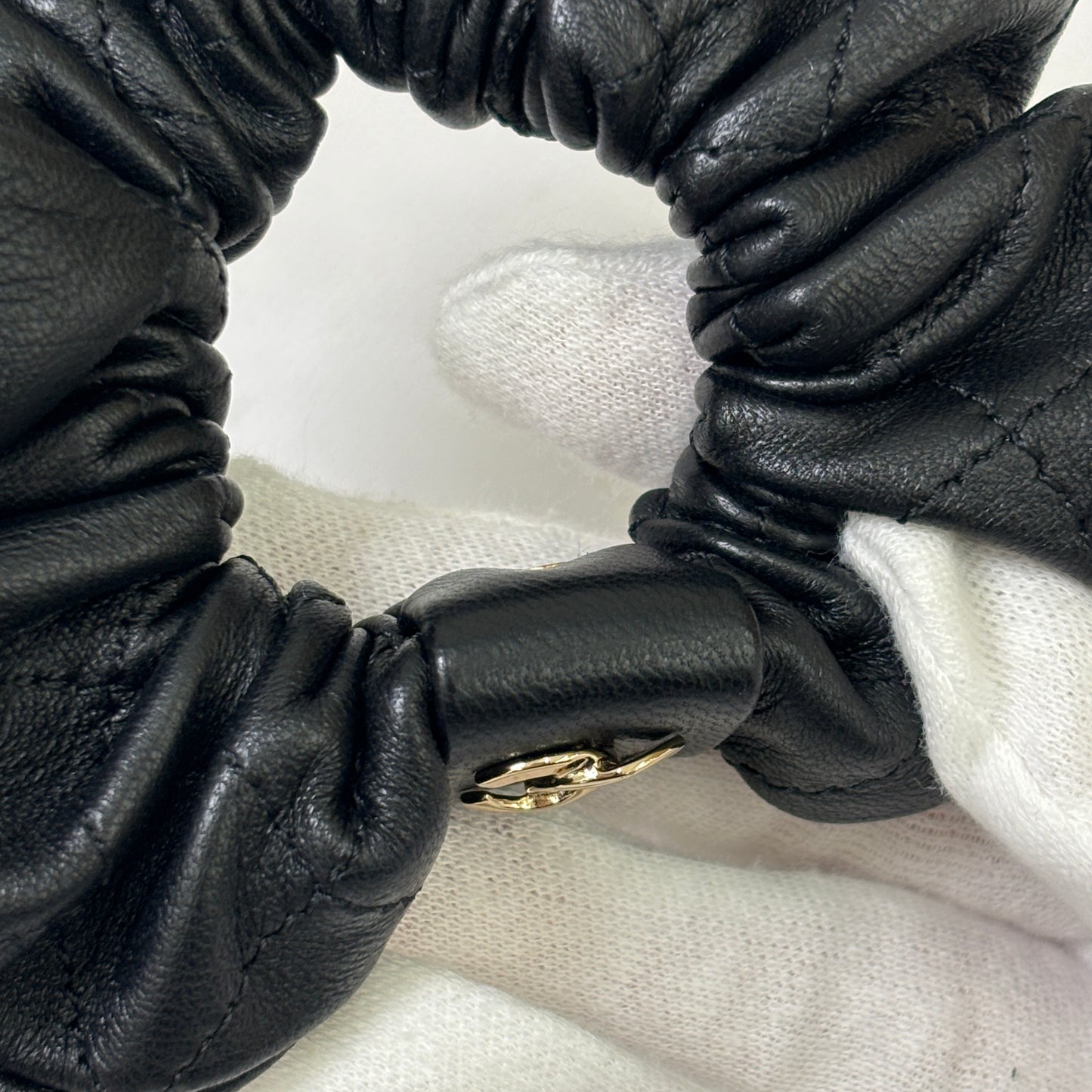 鑑定済み【 美品 】シャネル シュシュ ブラック ゴールド レザー ココ ロゴ キルティング シュシュ