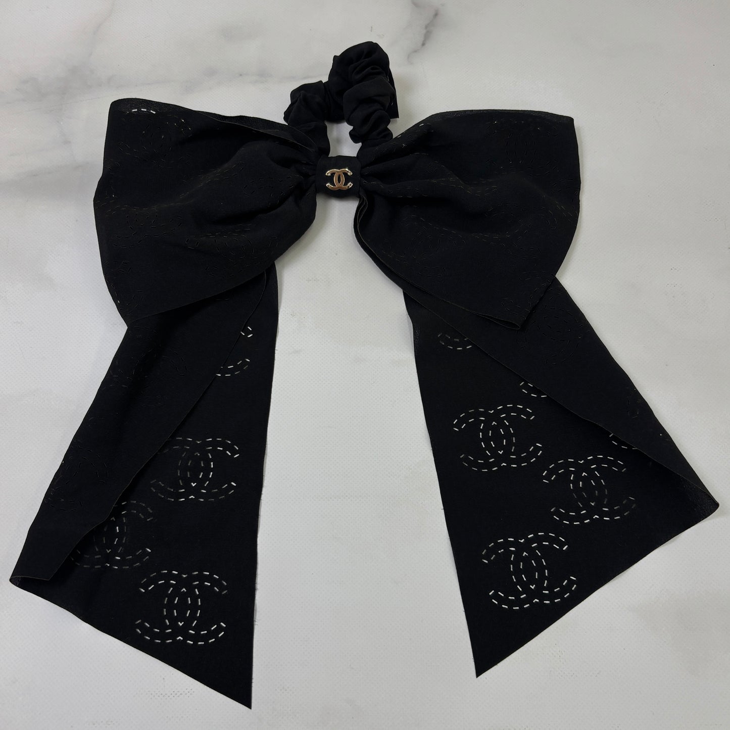 鑑定済み【 美品 】シャネル シュシュ ブラック ゴールド金具 シルク リボン ロゴ