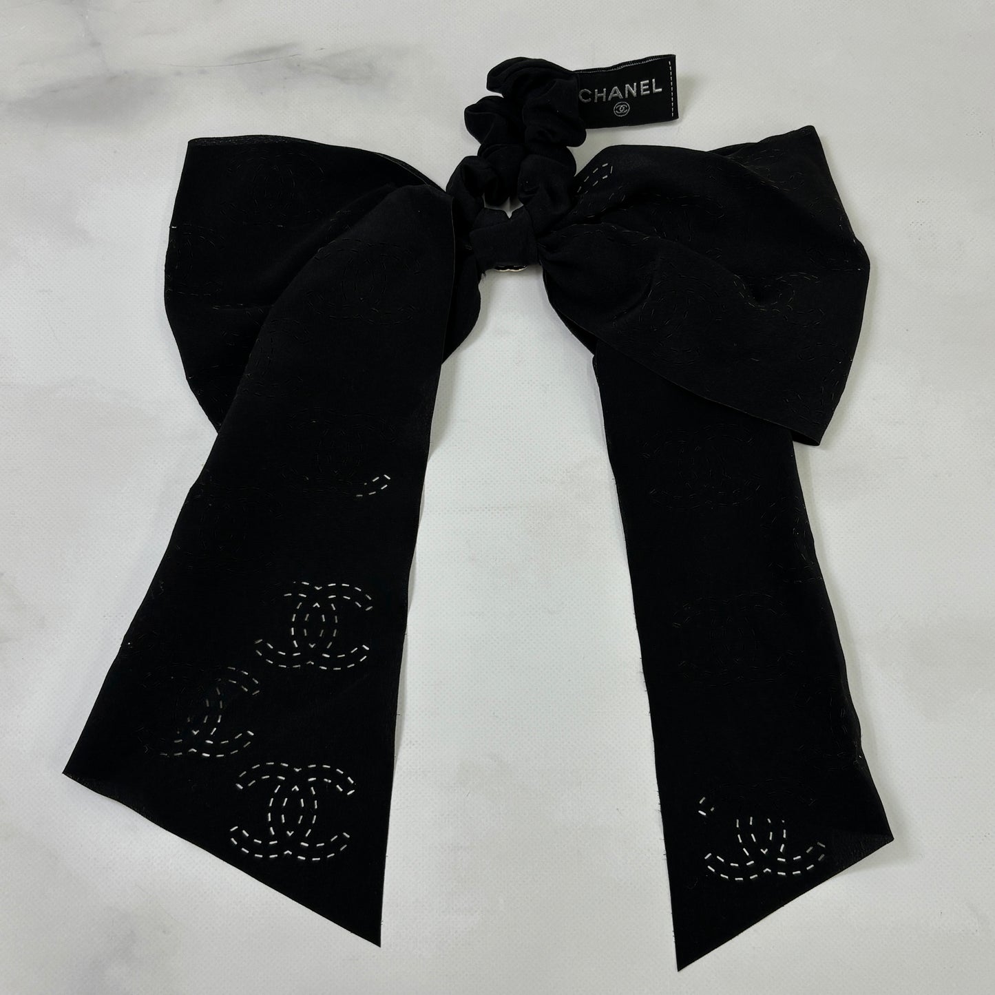 鑑定済み【 美品 】シャネル シュシュ ブラック ゴールド金具 シルク リボン ロゴ