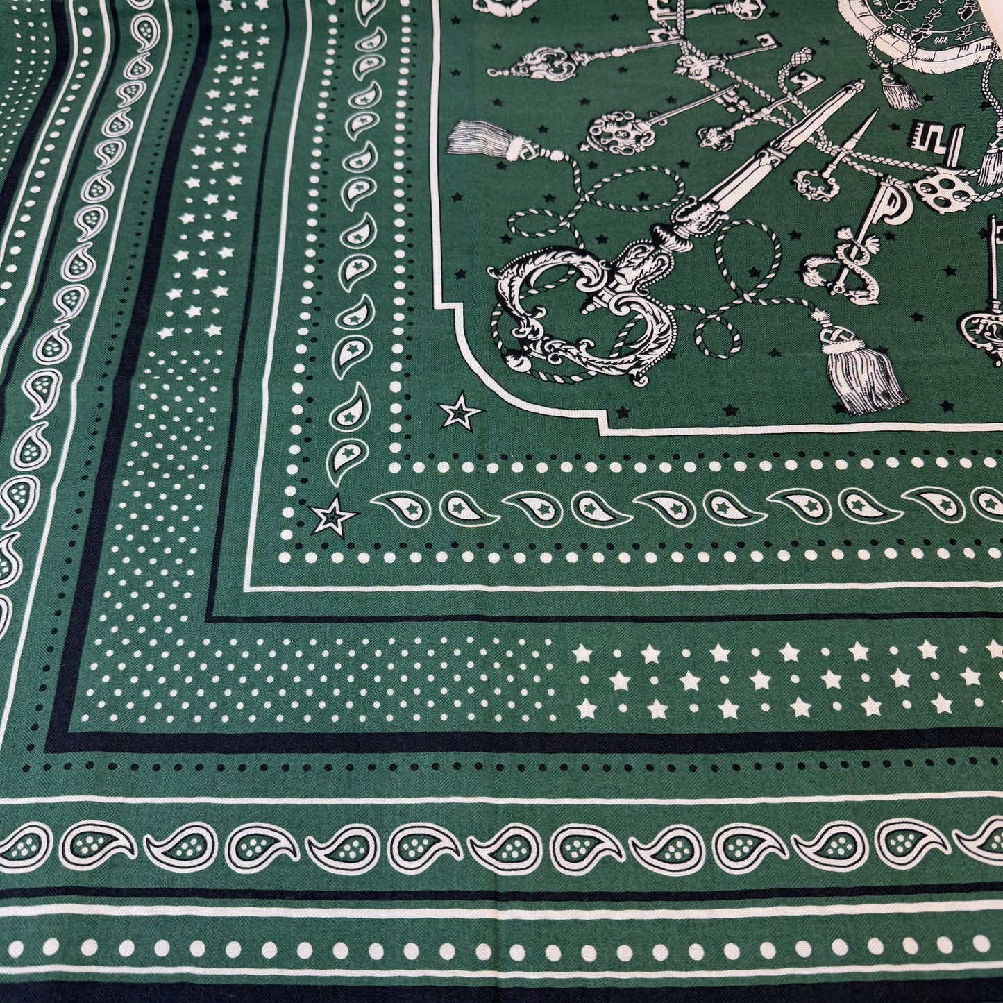 鑑定済み【 美品 】エルメス カレジェアン 140 《 レ クレ バンダナ 》 グリーン ホワイト ブラック カシシル スカーフ 鍵 ドット スター