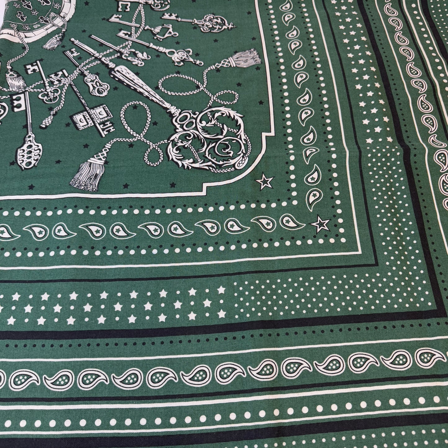 鑑定済み【 美品 】エルメス カレジェアン 140 《 レ クレ バンダナ 》 グリーン ホワイト ブラック カシシル スカーフ 鍵 ドット スター