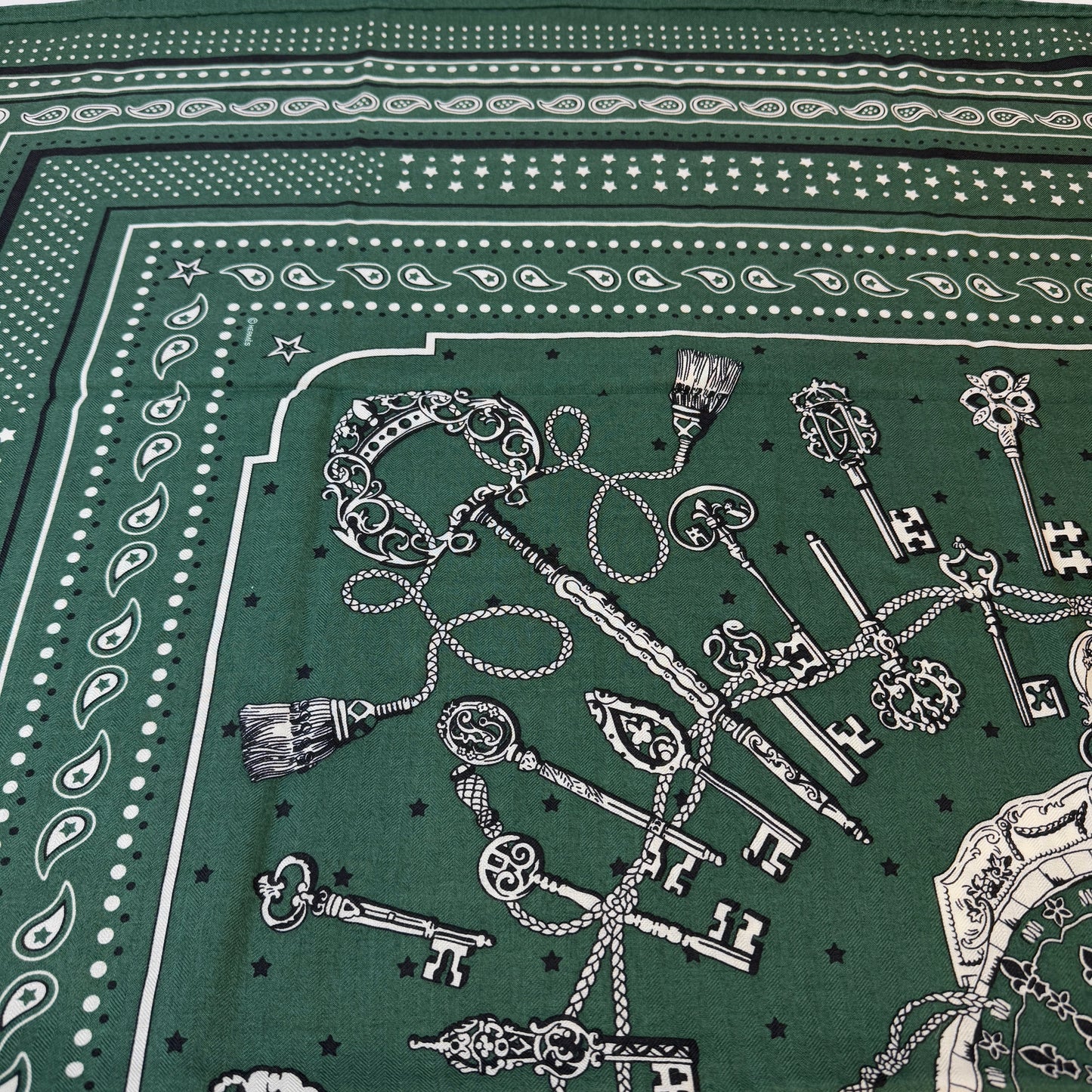 鑑定済み【 美品 】エルメス カレジェアン 140 《 レ クレ バンダナ 》 グリーン ホワイト ブラック カシシル スカーフ 鍵 ドット スター
