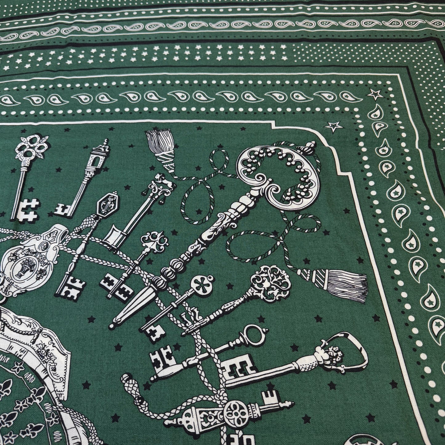 鑑定済み【 美品 】エルメス カレジェアン 140 《 レ クレ バンダナ 》 グリーン ホワイト ブラック カシシル スカーフ 鍵 ドット スター