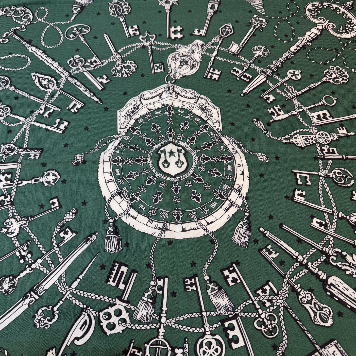 鑑定済み【 美品 】エルメス カレジェアン 140 《 レ クレ バンダナ 》 グリーン ホワイト ブラック カシシル スカーフ 鍵 ドット スター